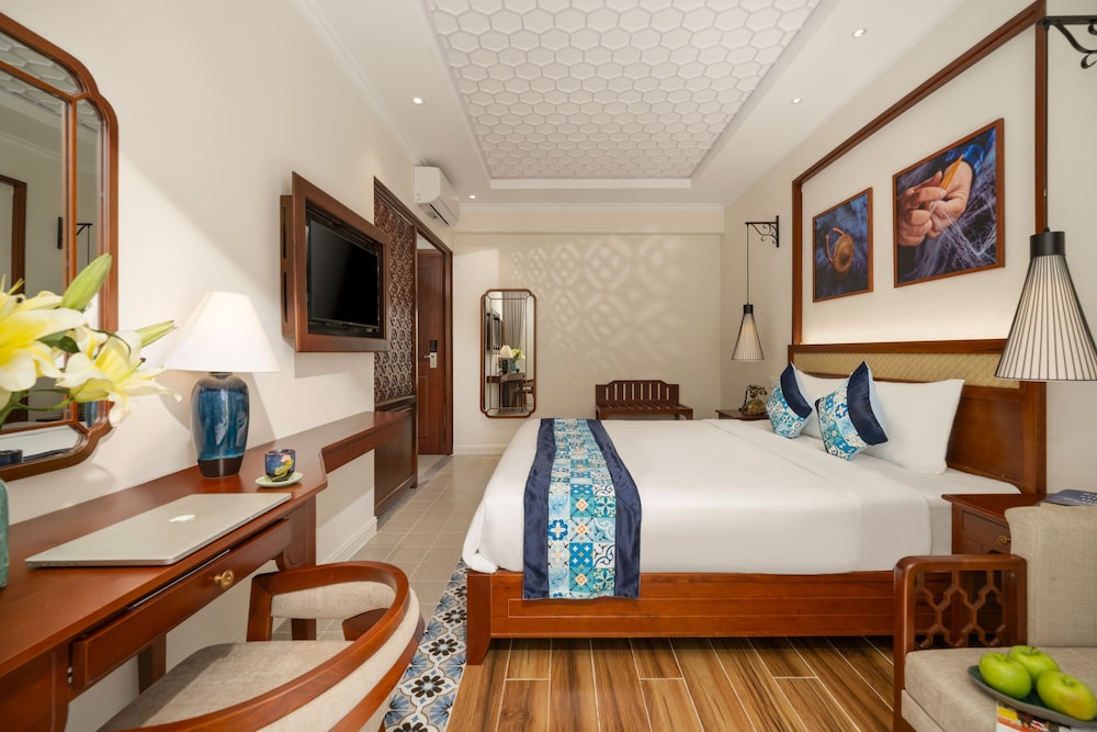 Connecting, Amina, Family, Twin Beds, King Bed