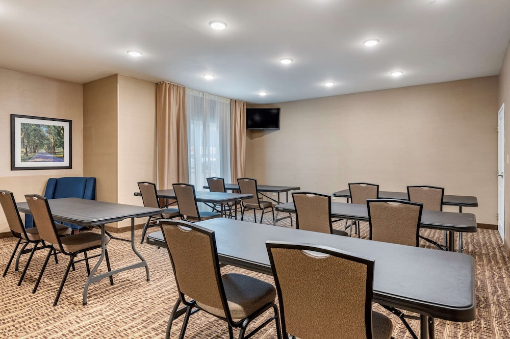 Comfort Inn & Suites Northern Kentucky 39/48