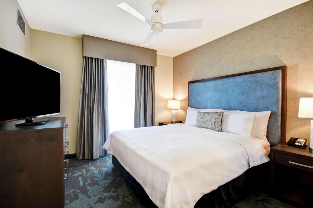 Suite, King Bed, Sofa, Accessible