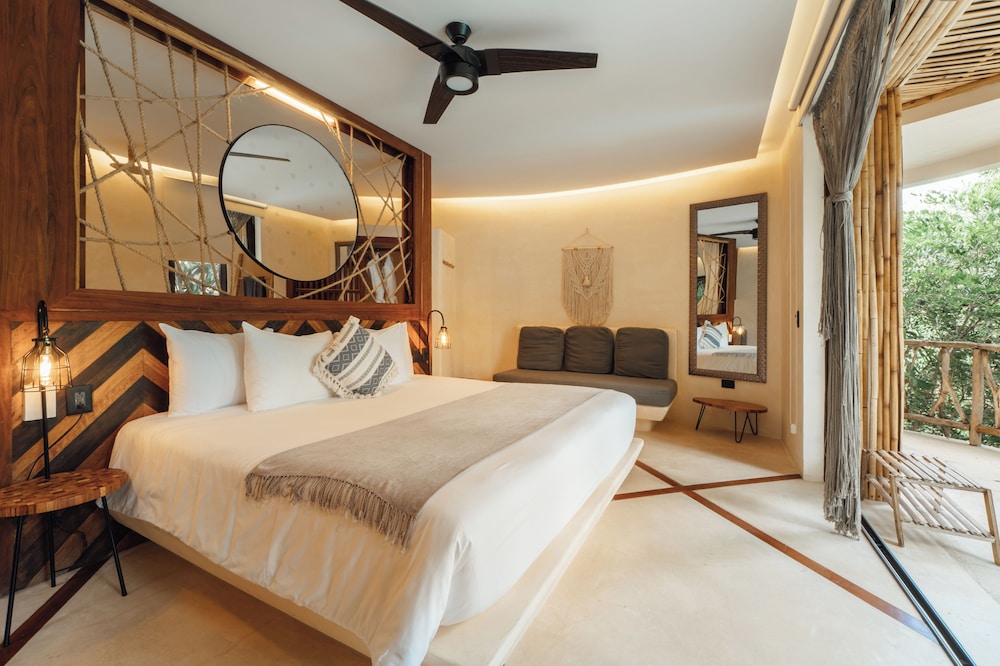 DELUXE, STUDIO, KING BED, PRIVATE INFINITY POOL