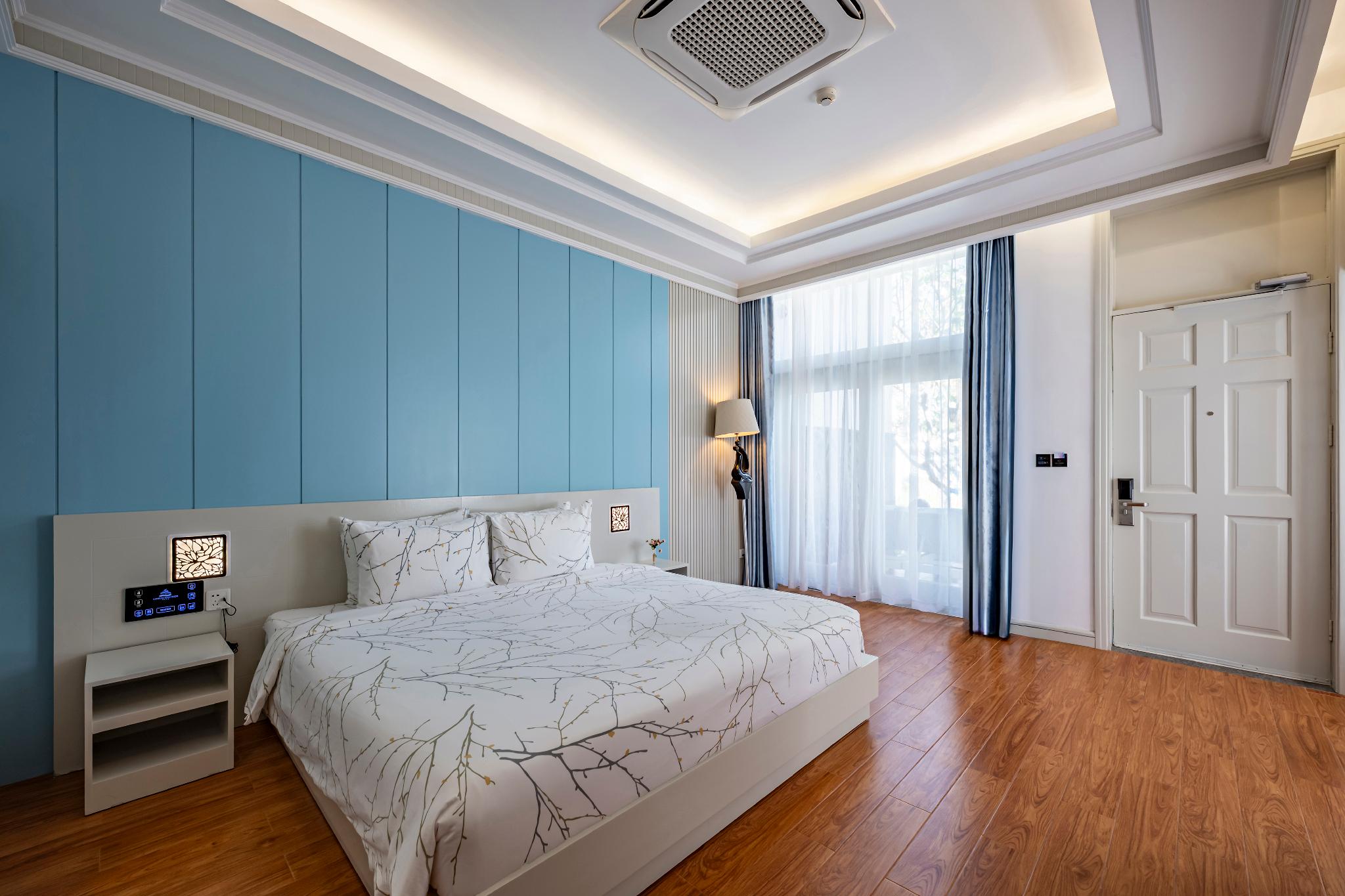 Deluxe, Bungalow, King Bed, Pool Side