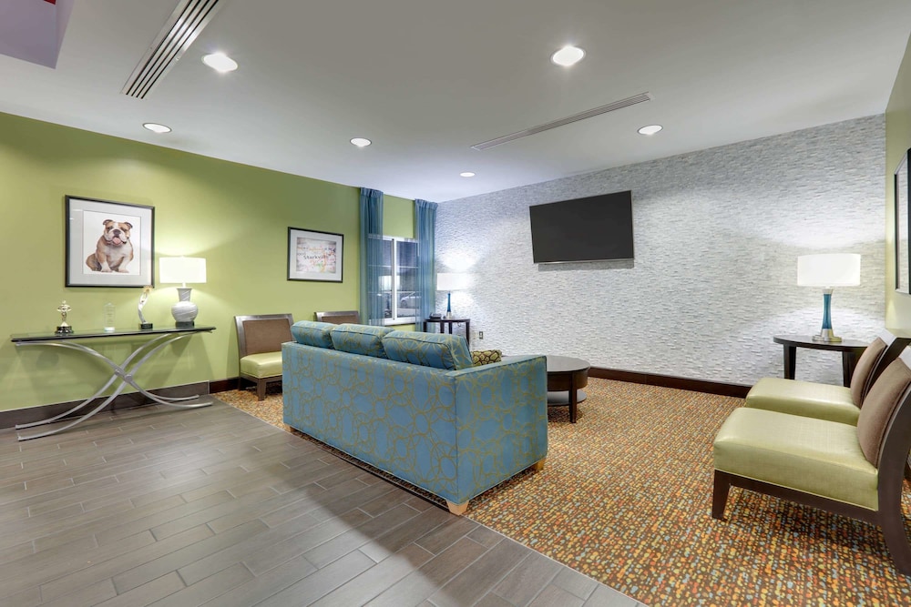La Quinta Inn & Suites by Wyndham Starkville at MSU 34/53