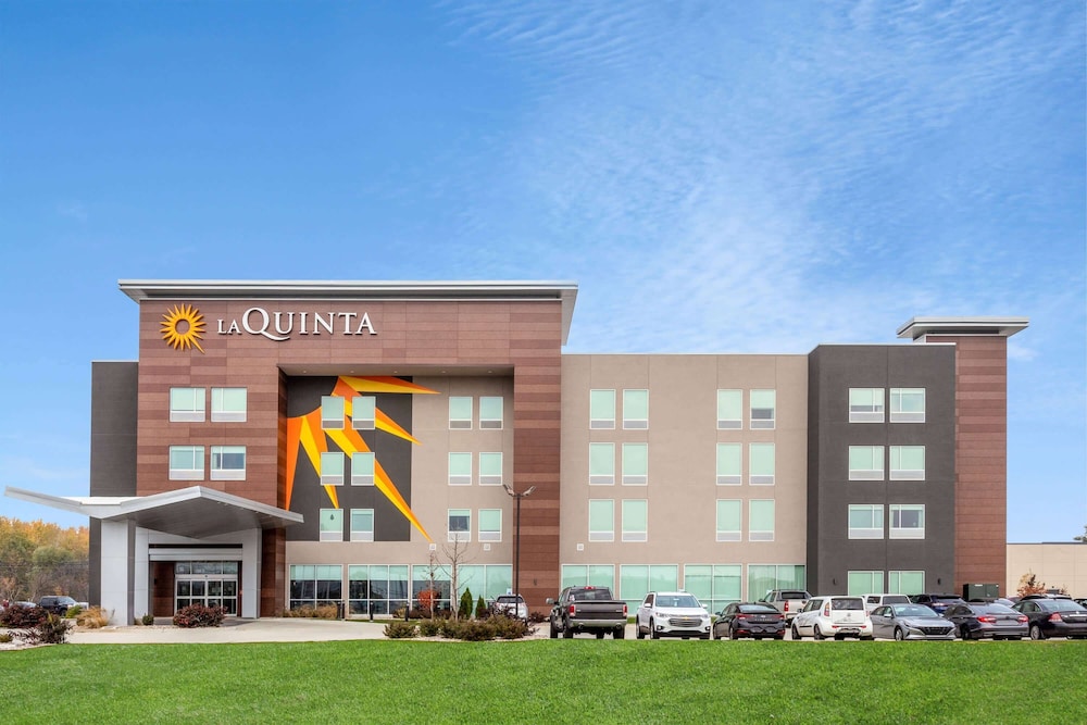 La Quinta Inn & Suites by Wyndham Shorewood 2/40