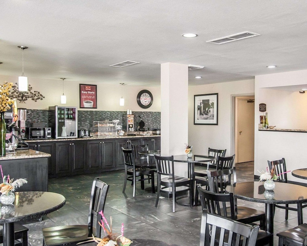 Econo Lodge Inn & Suites Jackson Northwest 29/38