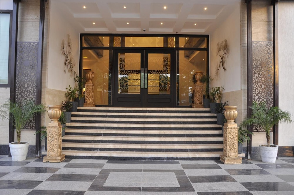 SAPNA CLARKS INN 14/47