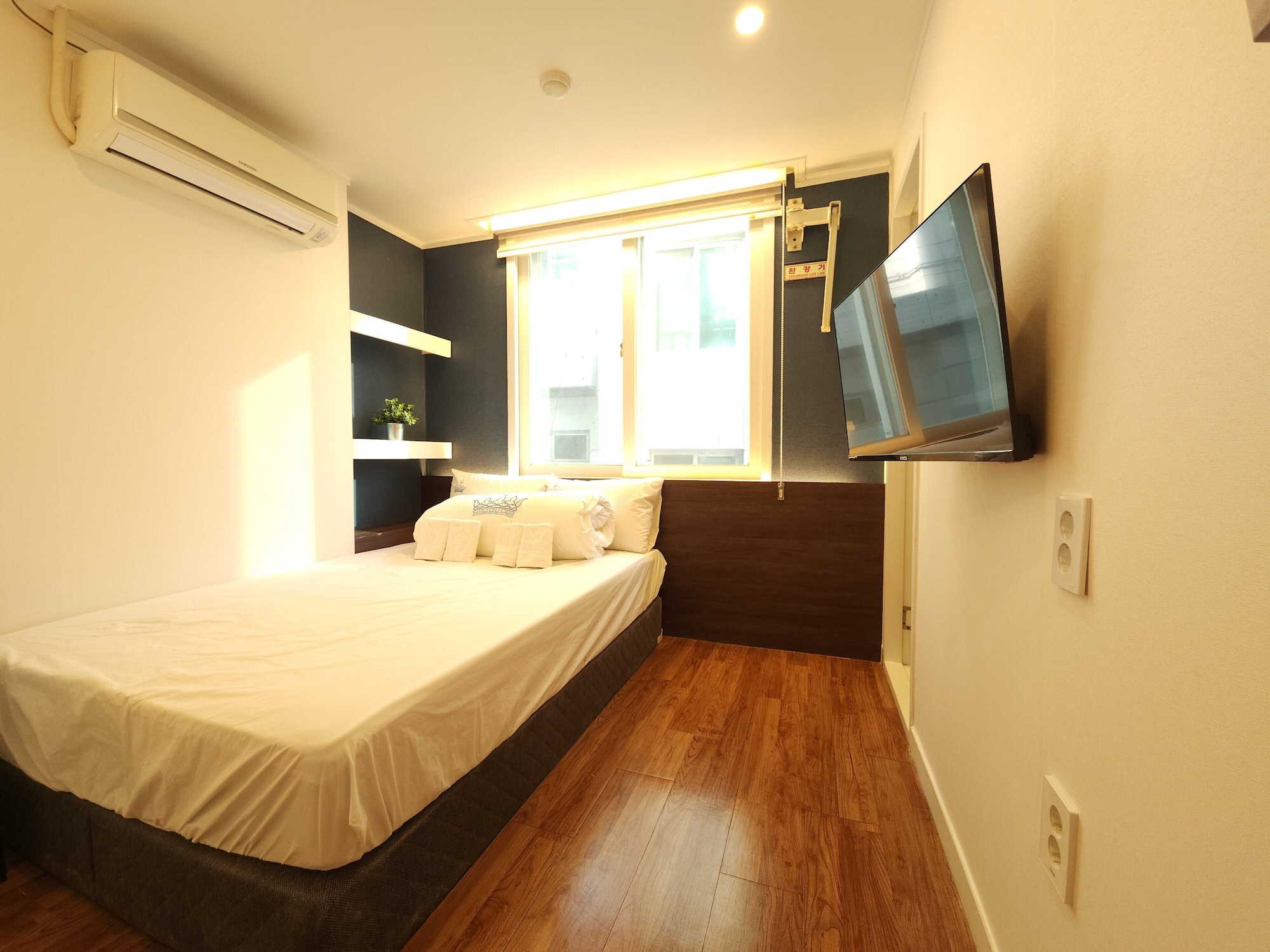 ROOM, DOUBLE BED