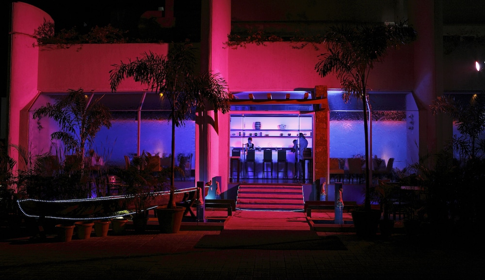 Ellaa Hotel 55/58