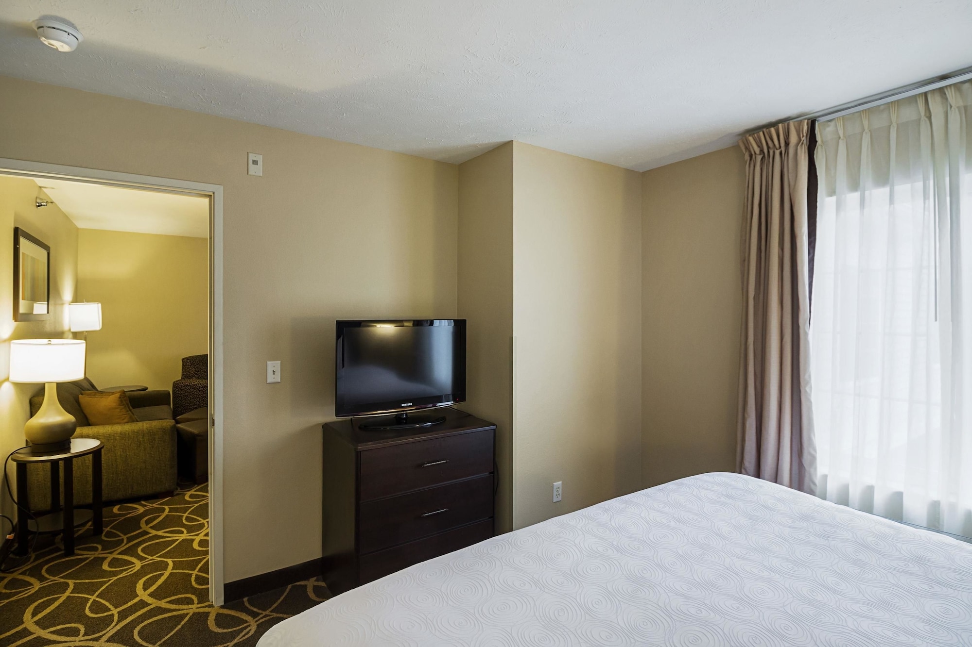 جناح بسرير كينج مع أريكة لذوي الإعاقة، MainStay Suites Fargo - I-94 Medical Center 4/6