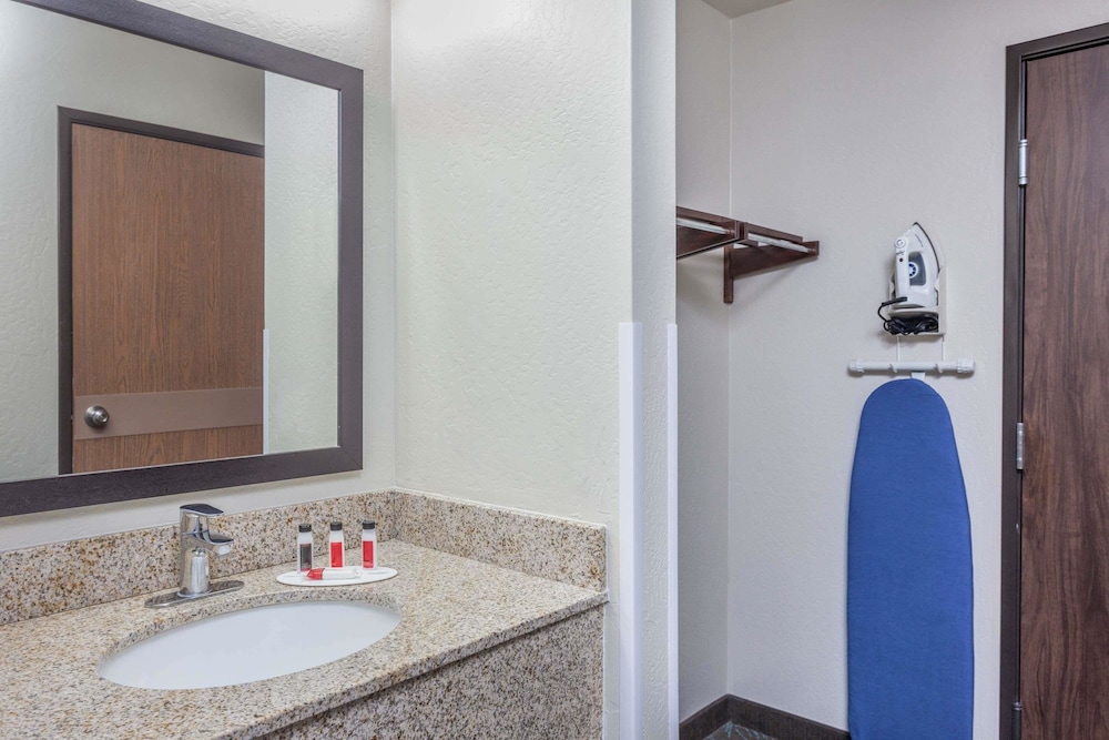 Days Inn & Suites by Wyndham East Flagstaff 18/36