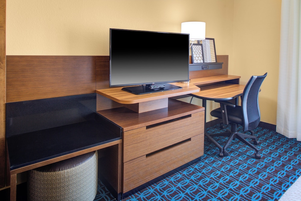 FAIRFIELD INN & SUITES DETROIT CANTON 14/20