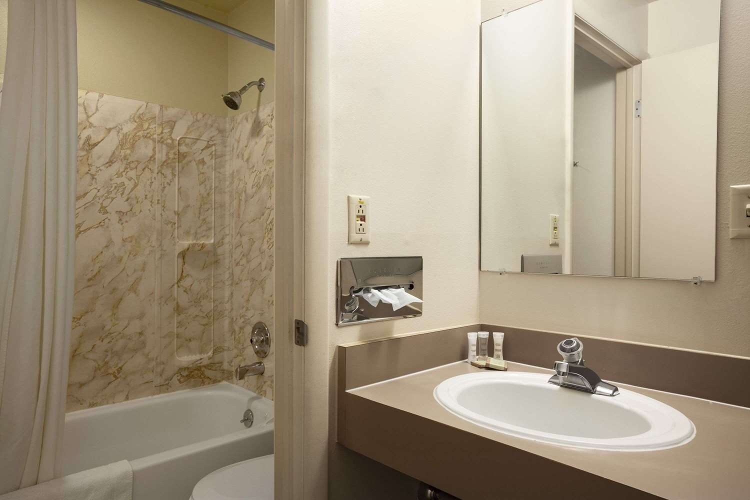 Super 8 By Wyndham Idaho Falls 24/25
