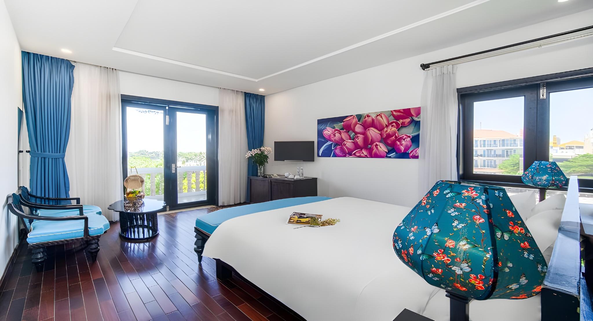 Suite, King Bed, Pool or River View, Balcony, Bathtub