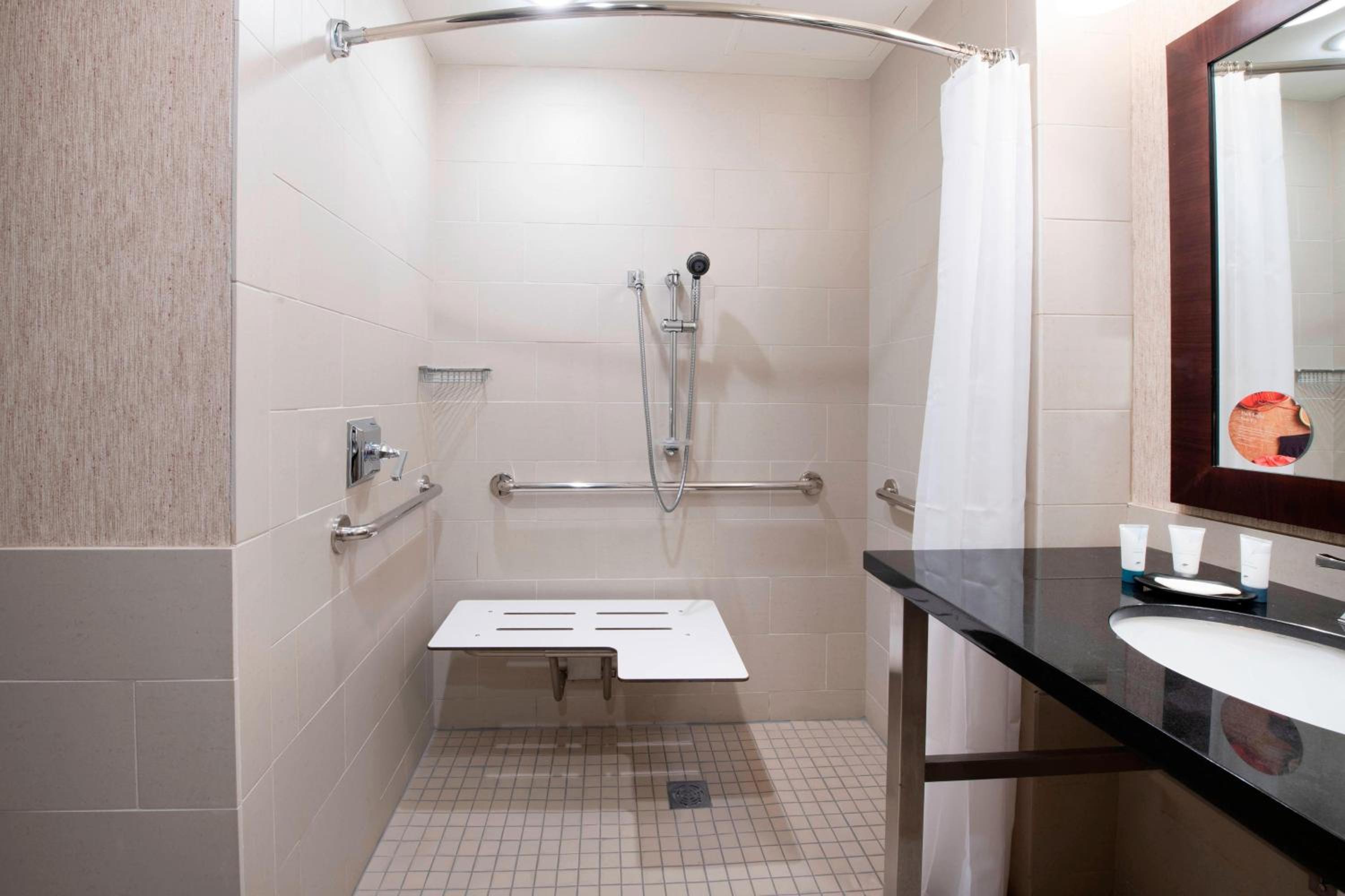 جناح بسرير كينج بغرفة نوم واحدة مع أريكة، The Westin Huntsville 4/9