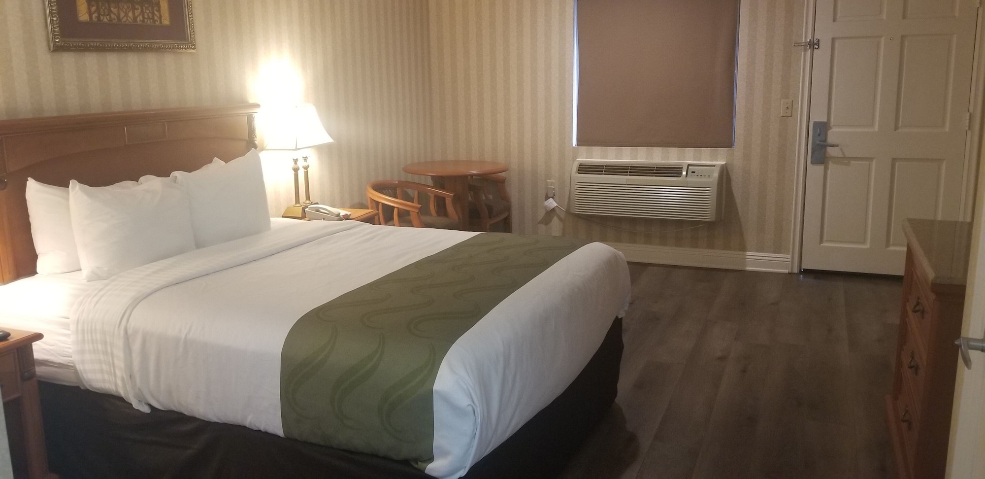 Standard, Queen Bed, Quality Inn Suites Anaheim Maingate 3/4