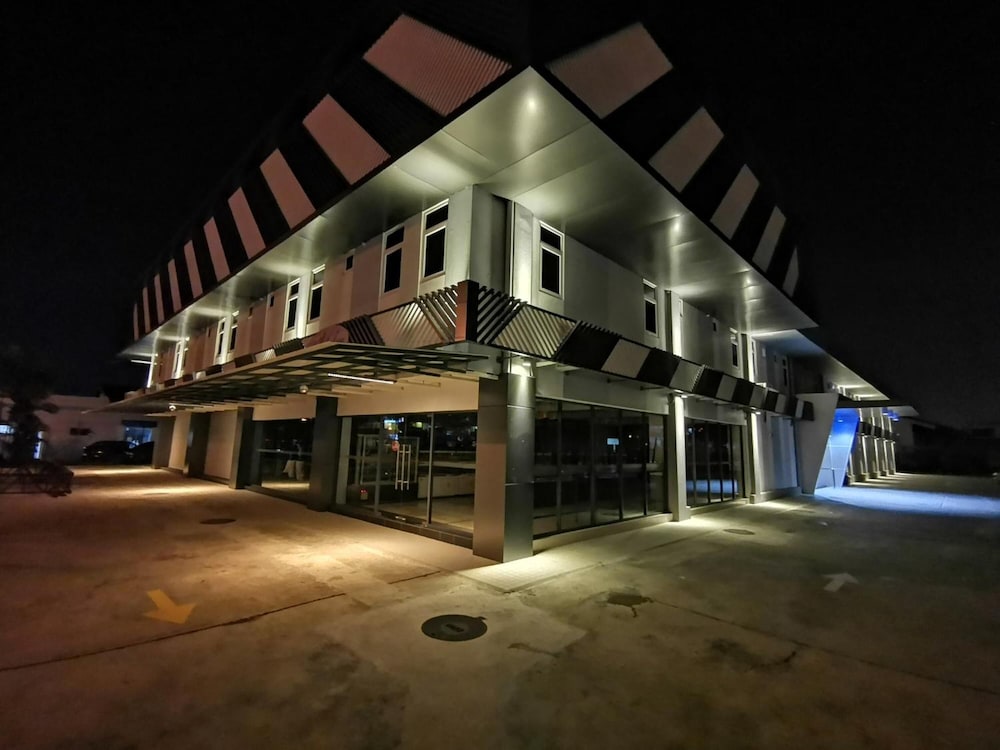 3-Plus Hotel 6/44