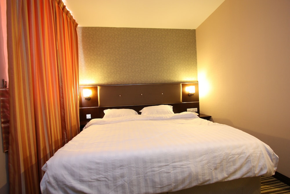STANDARD, QUEEN BED
