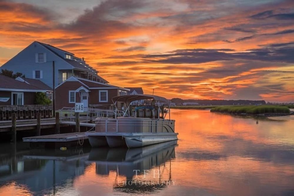 Snug Harbor Marina and Hotel 20/32