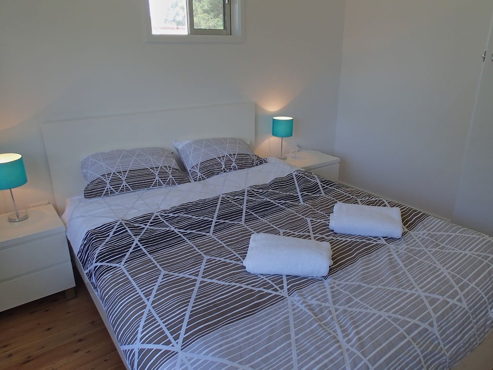 DUNGOWAN HOLIDAY ACCOMODATION 9/75