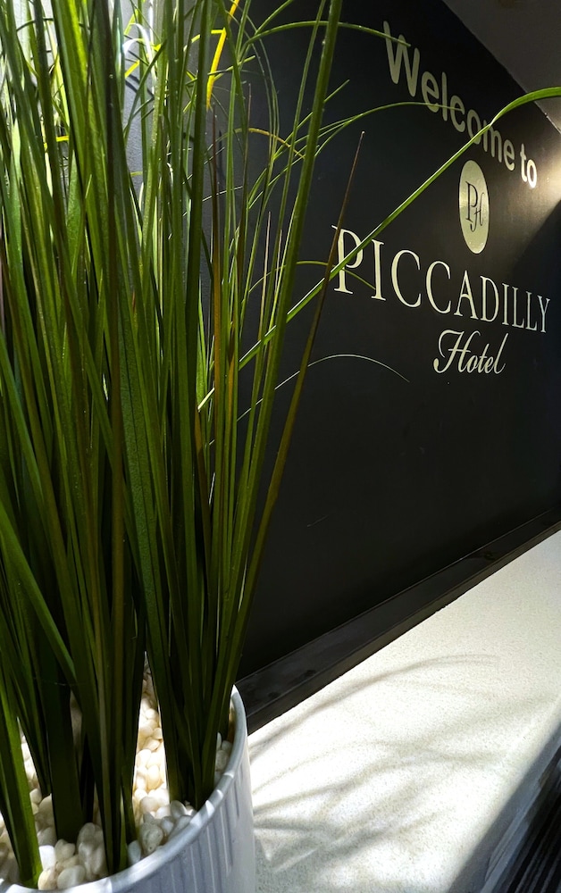Piccadilly 22/23