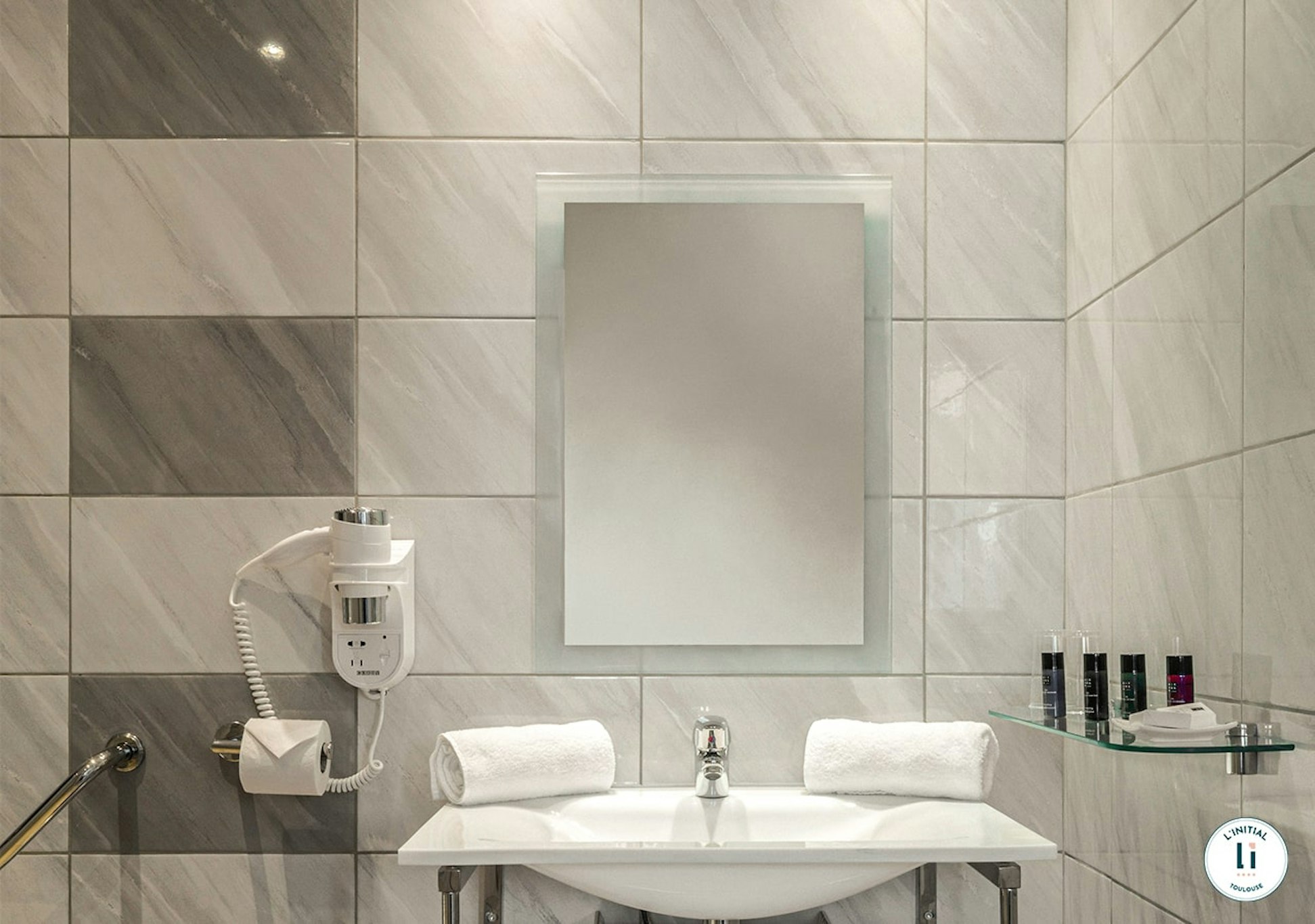 L initial Hotel 25/26