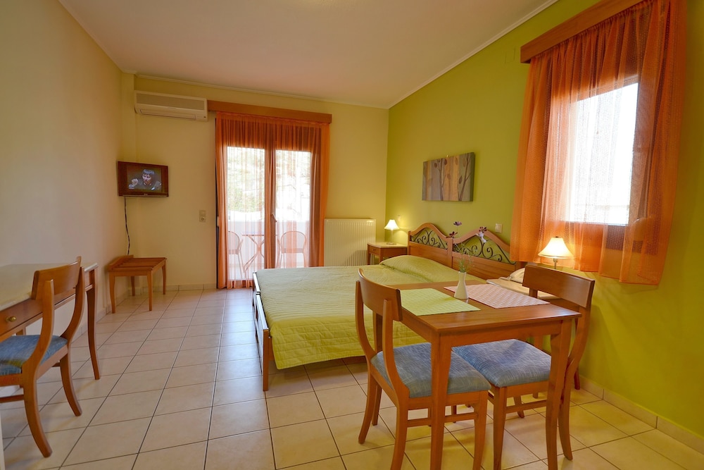Emporios Bay Hotel 45/64