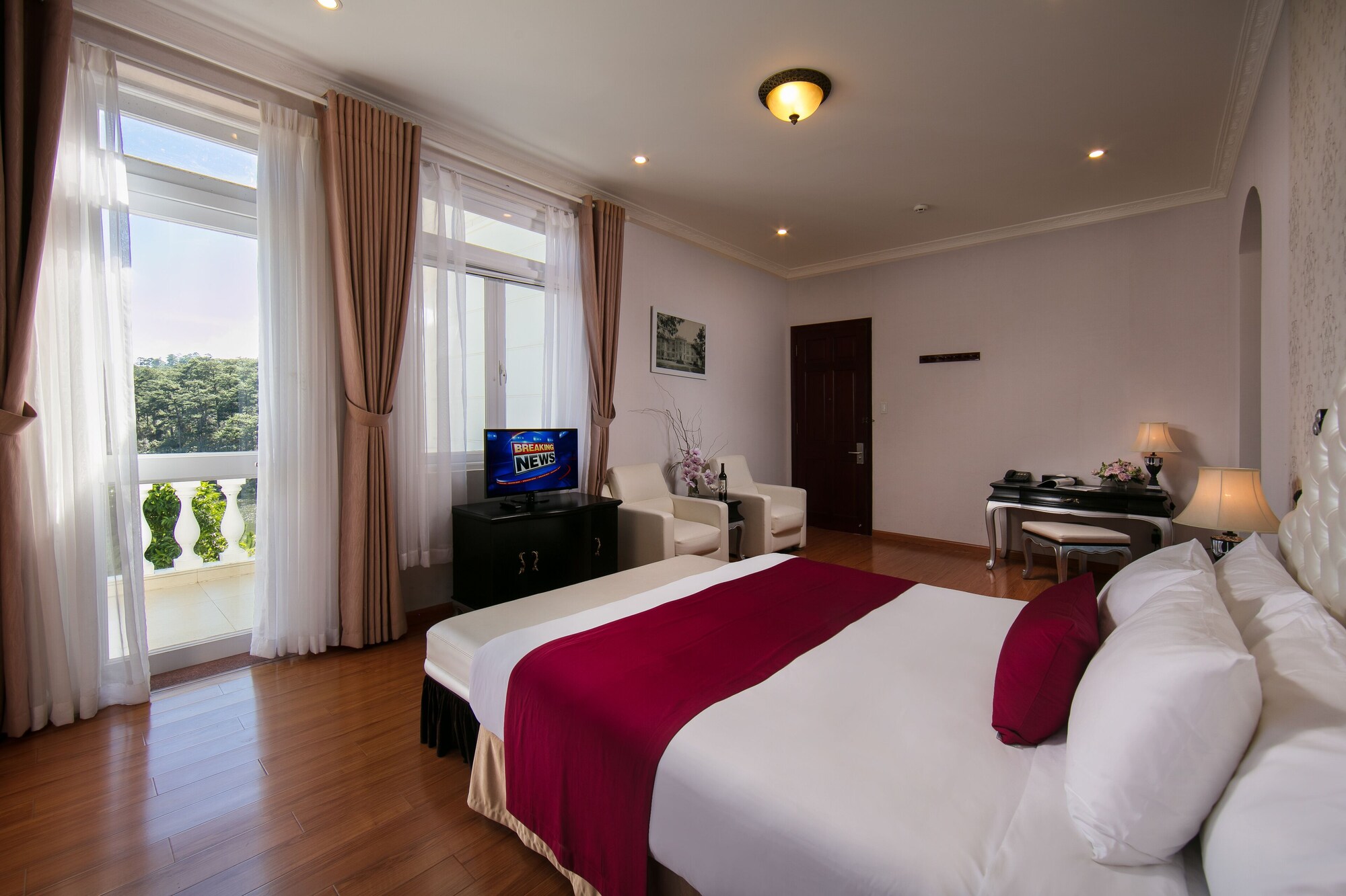 DELUXE, LAKE VIEW