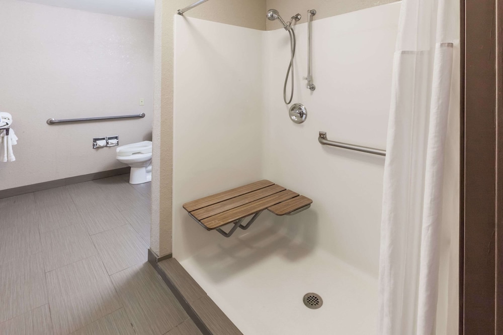 Standard, Queen Bed, Accessible, Baymont By Wyndham Gaylord 3/3