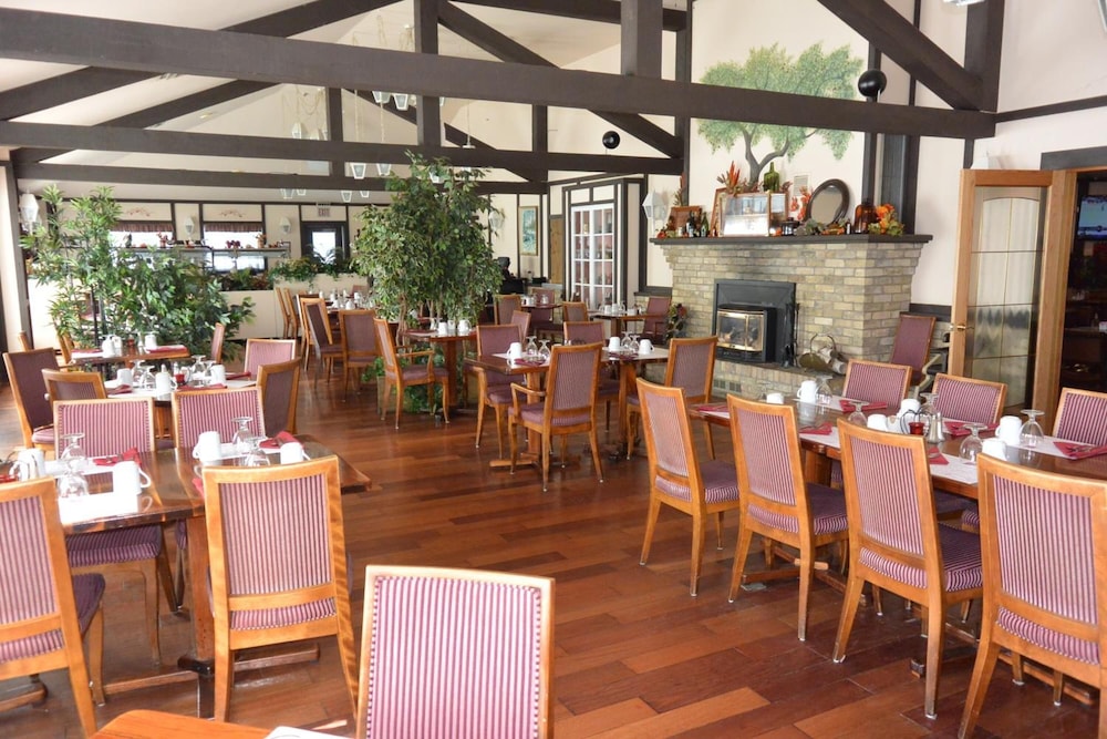 Mcintosh Country Inn & Conference Centre 52/69