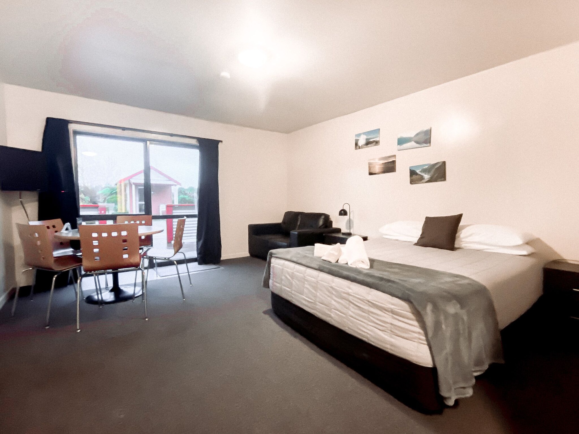 1 Bedroom, Motel, 1 Queen and 3 Single Beds