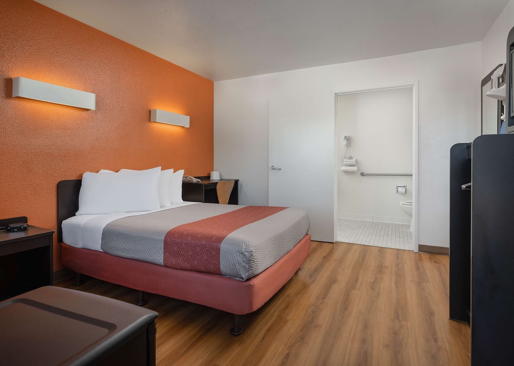 Motel6 Temecula, CA - Historic Old Town 41/62