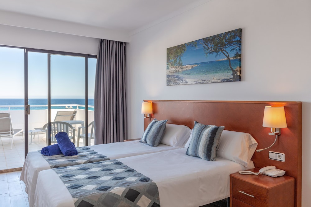 R2 Veronica Beach Hotel 17/48
