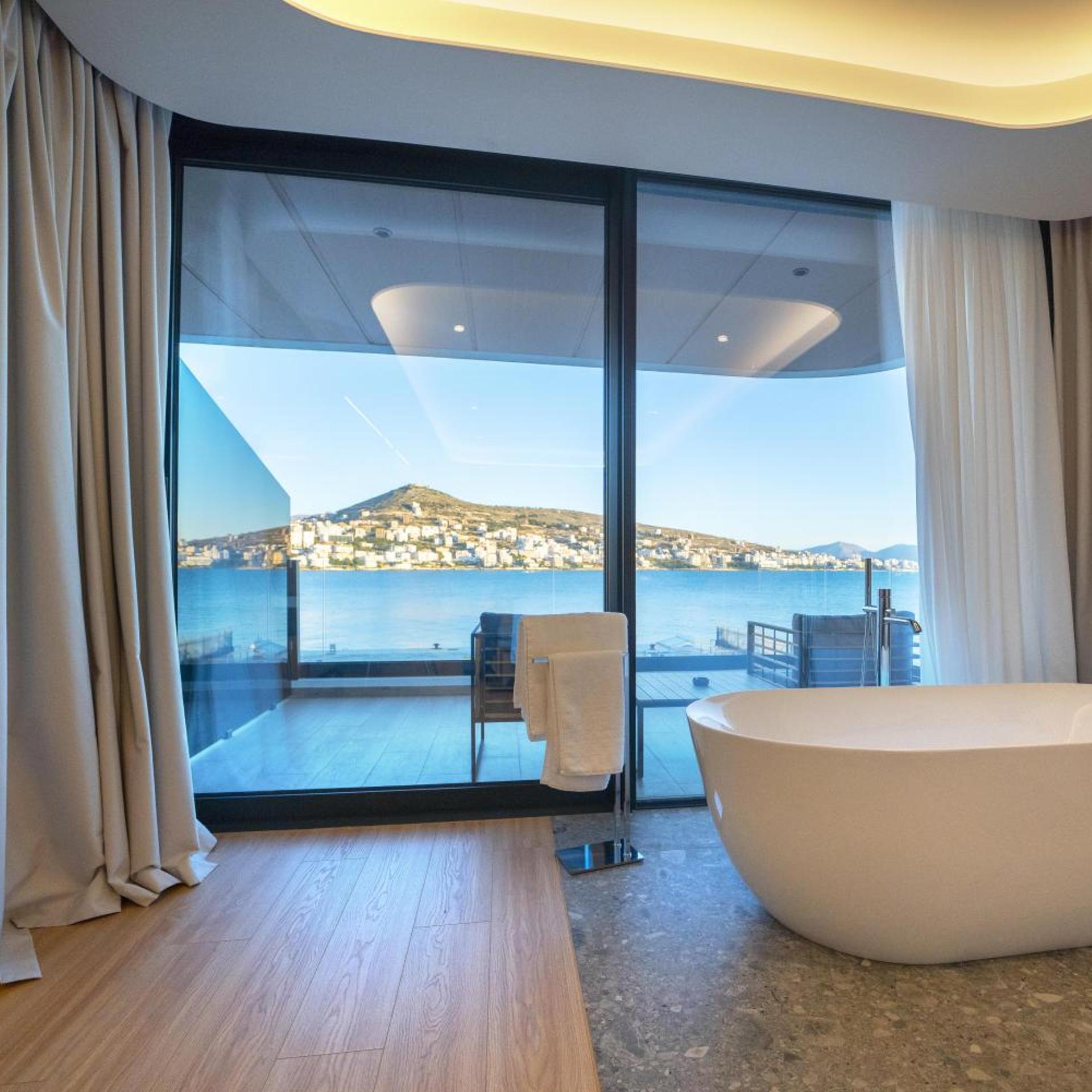 Yacht Premium Hotel 24/50