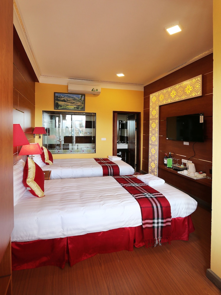 DELUXE, DOUBLE OR TWIN BED