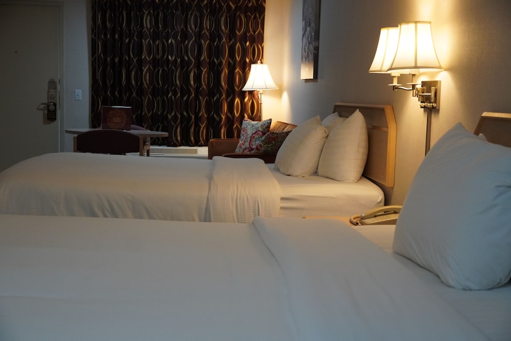 غرفة ديلوكس بسريرين كوين مع أريكة، Timberland Inn & Suites 3/5