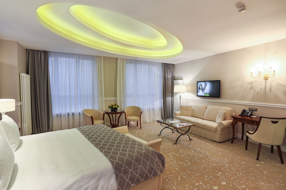 Junior, Studio, King Bed, Sofa