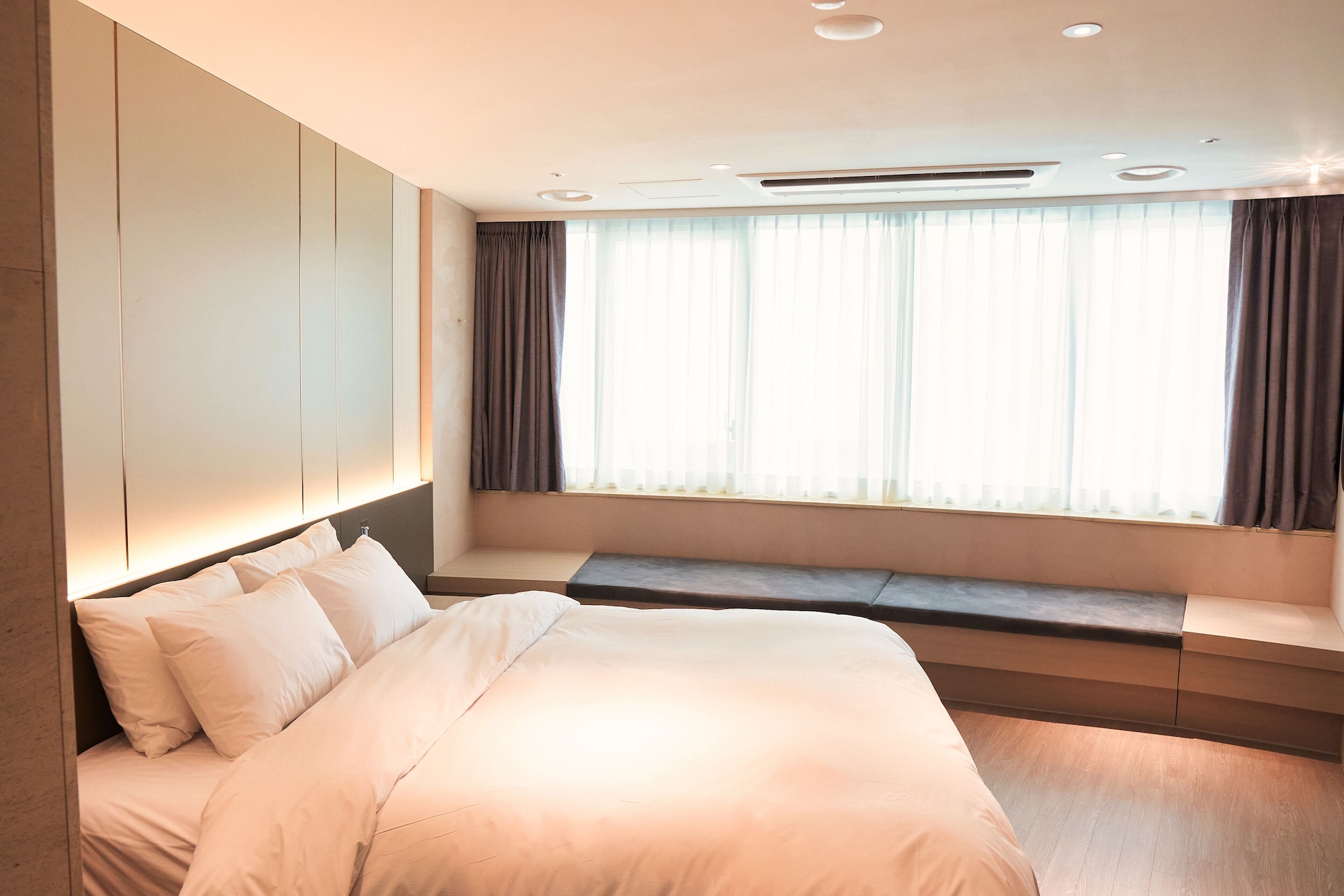ROOM, DOUBLE BED, NO VIEW