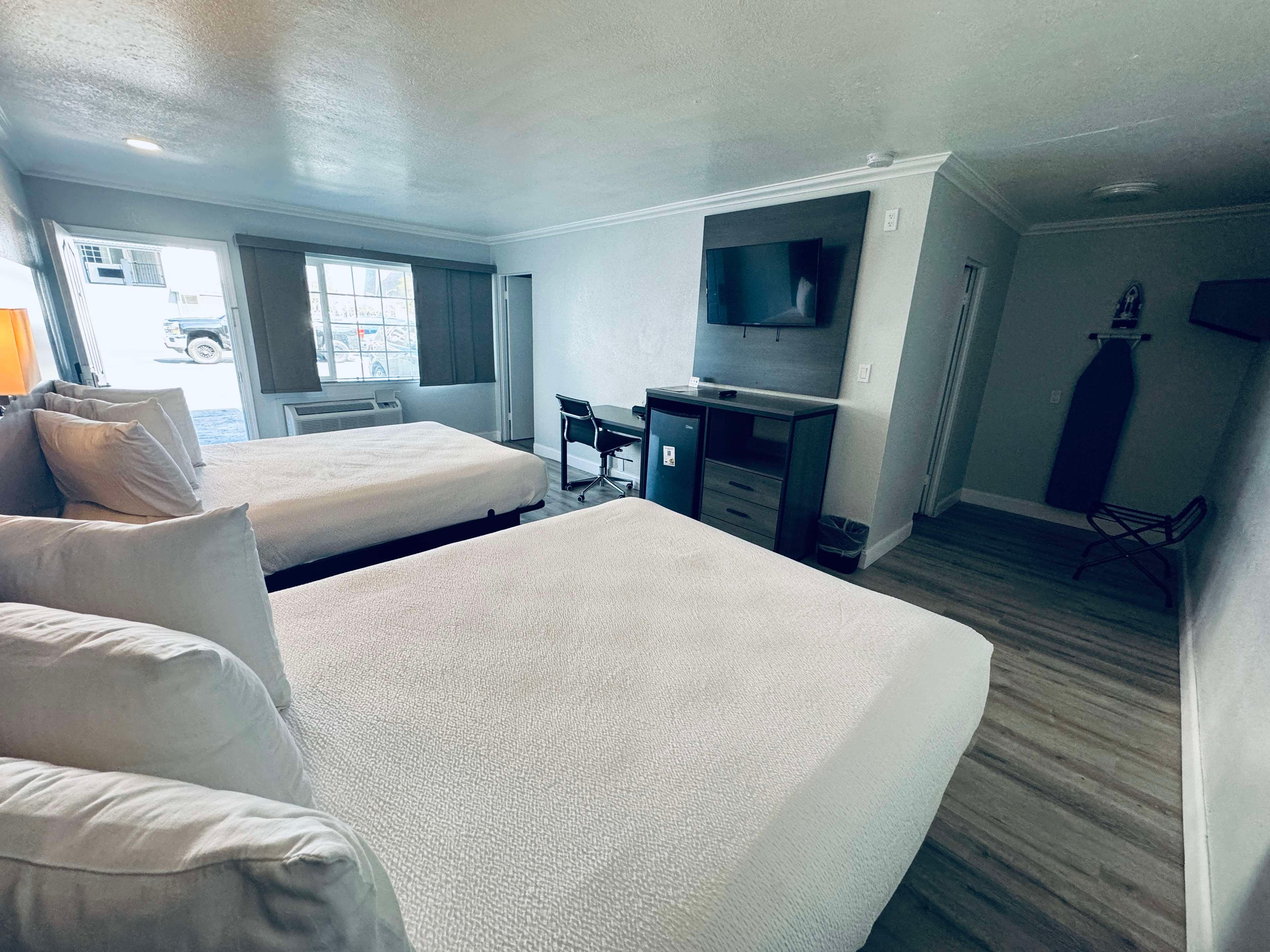Suite, 2 Queen Beds, Dining Area