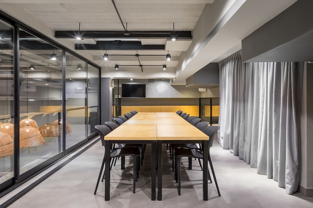 MILHOUSE HOSTEL AVENUE 53/65