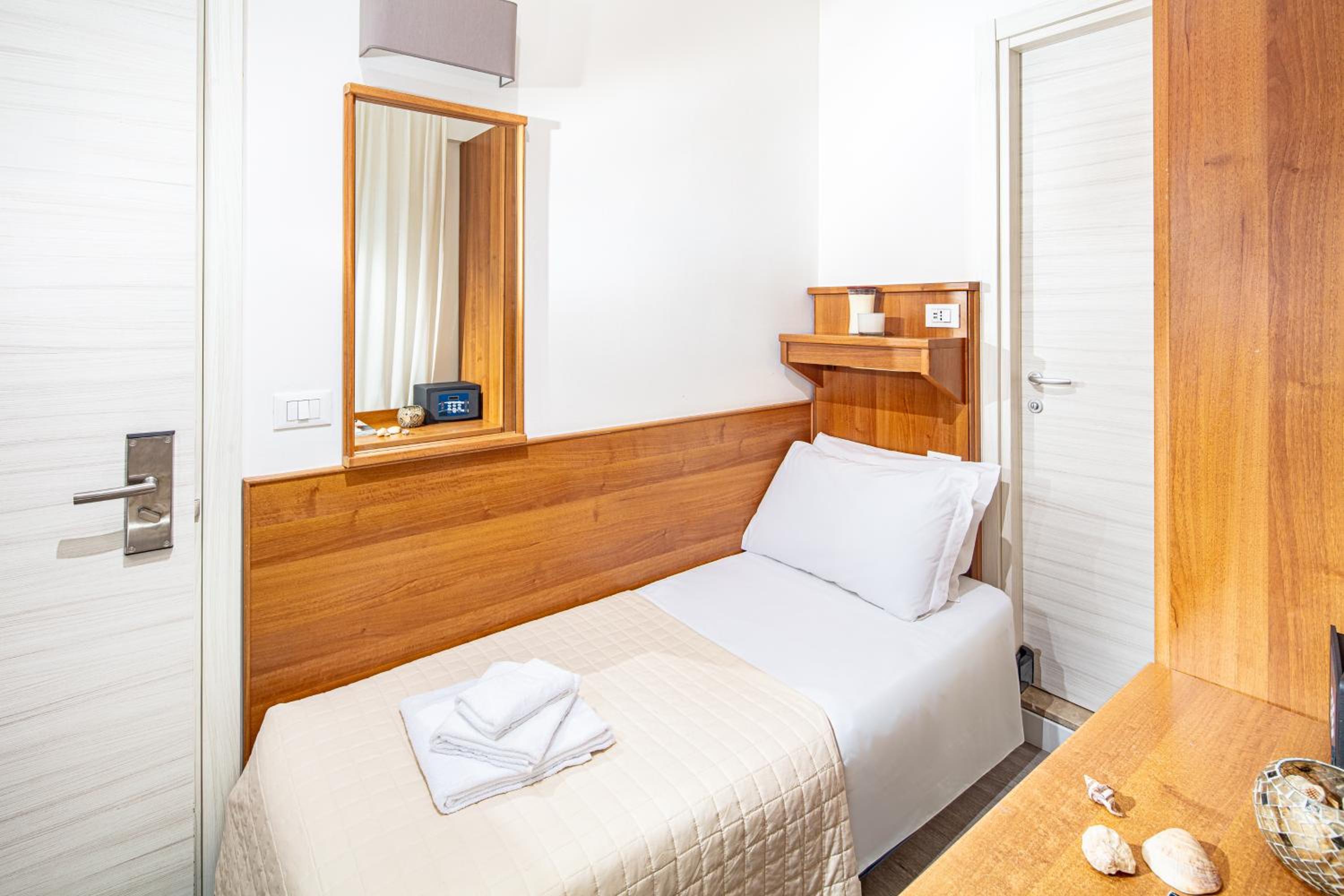 ROOM, SINGLE