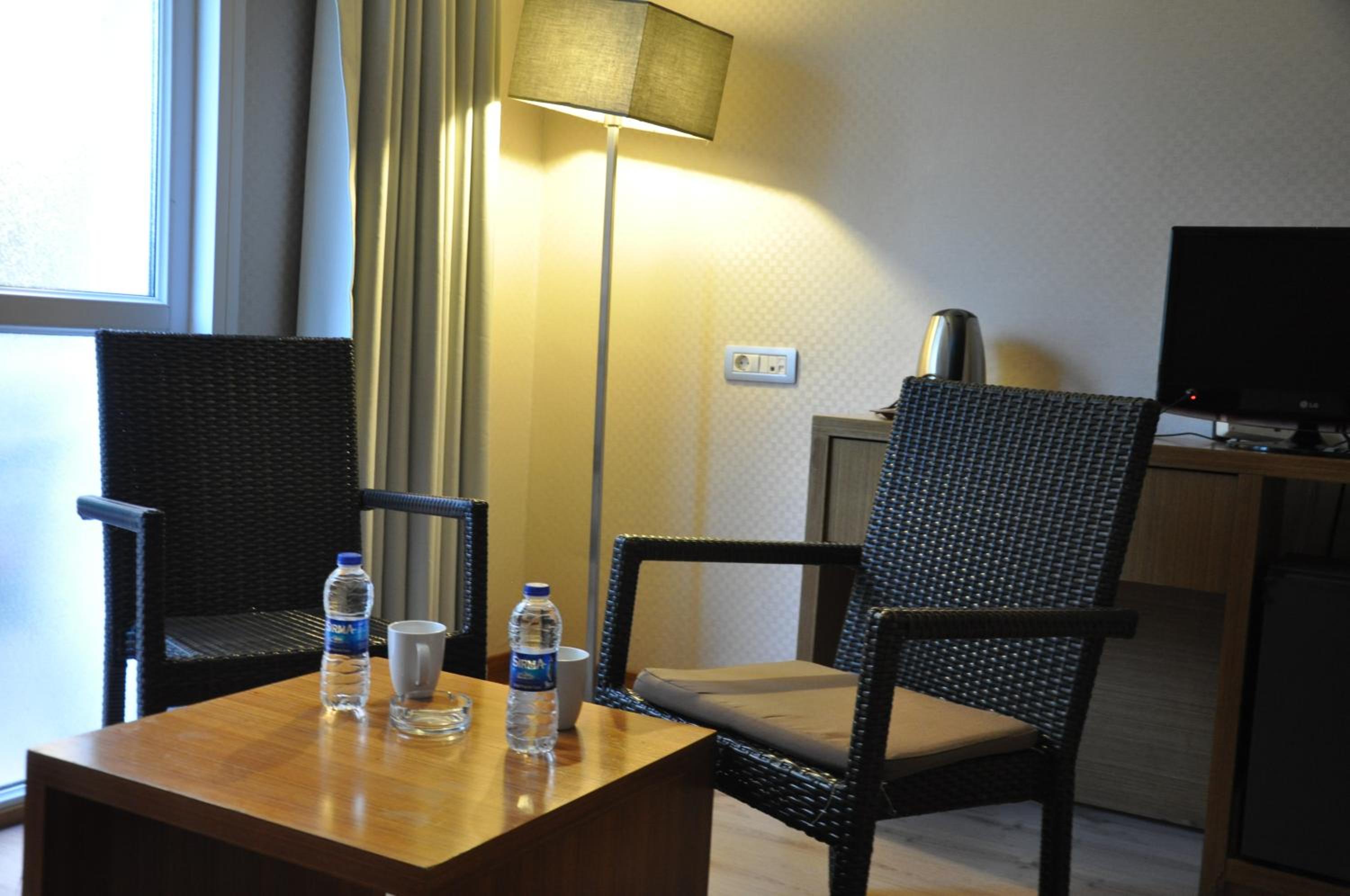 Island Hotel 32/43