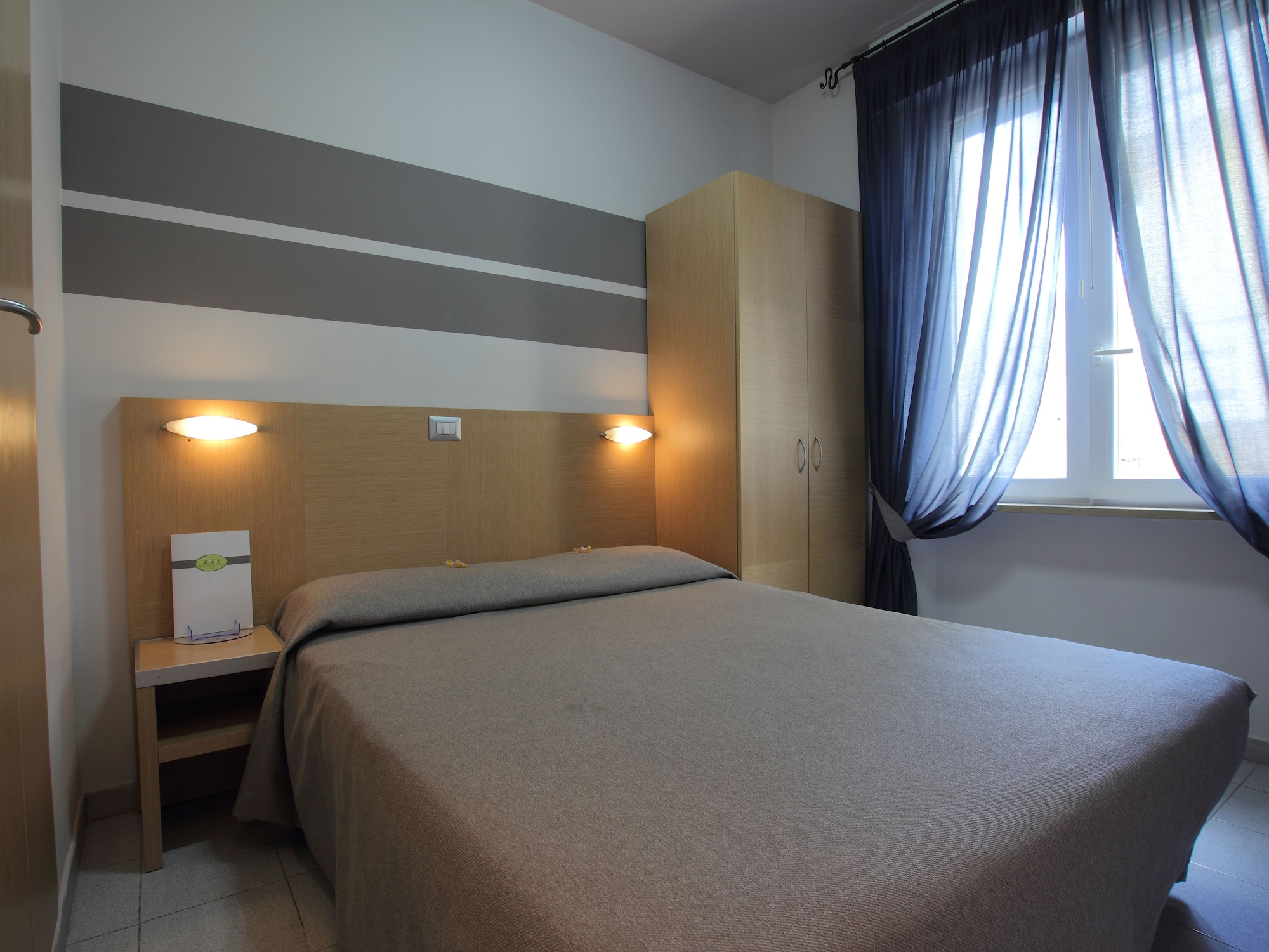 ROOM, SINGLE