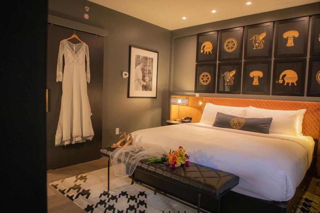 1 Bedroom, Bay Suite, Suite, King Bed, Sofa