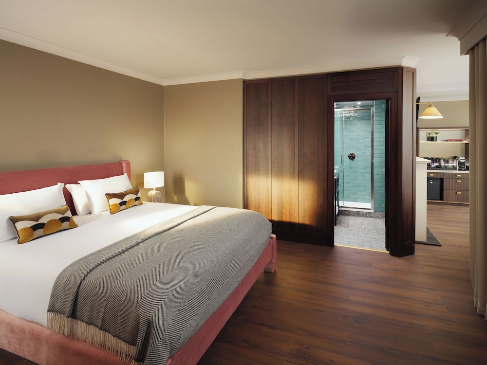 SIGNATURE, SUITE