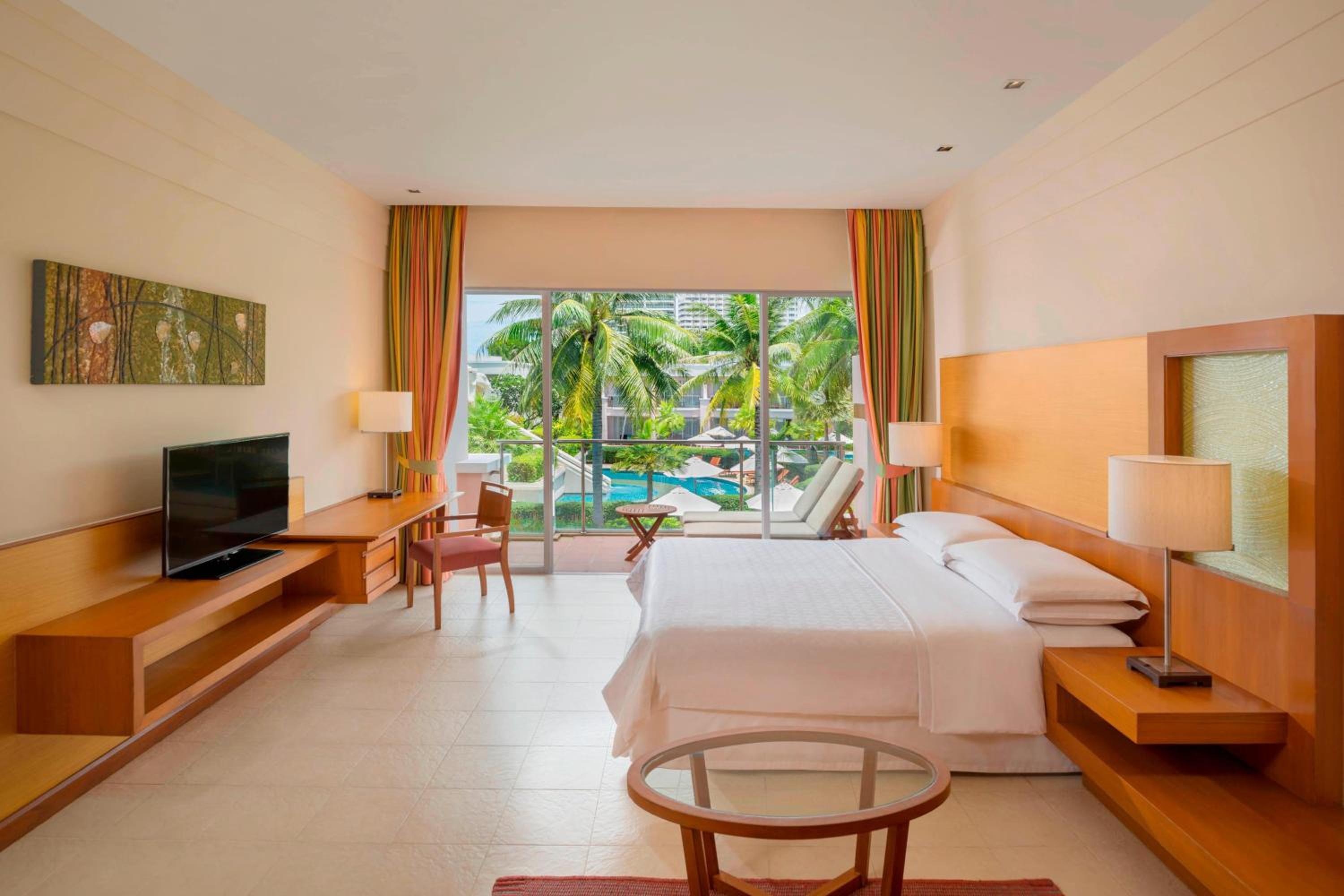 Guest Room, King Bed, Lagoon View, Balcony