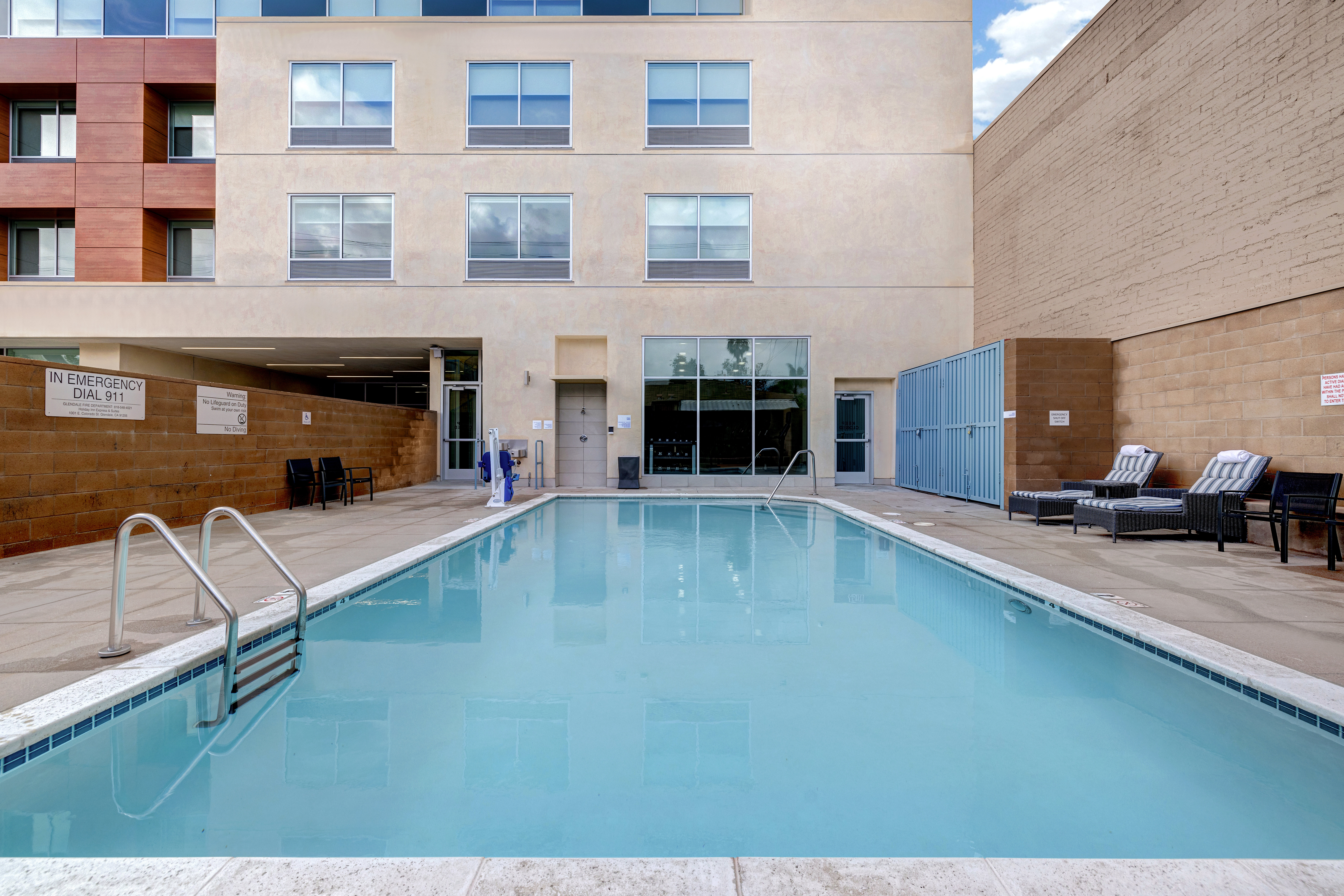 Holiday Inn Express and Suites Glendale Downtown 8/44