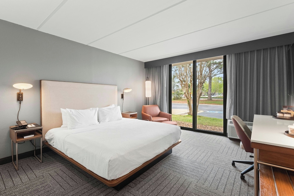 غرفة بسرير كينج مع أريكة لذوي الإعاقة، Courtyard By Marriott Columbus 3/10