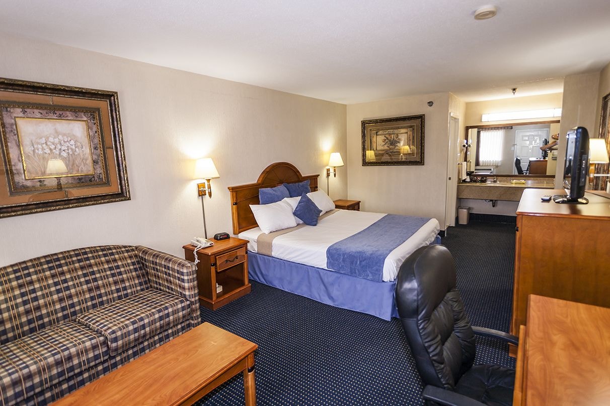 SUITE, KING BED