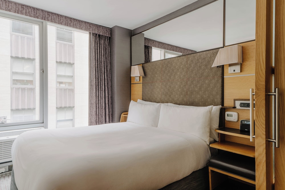 DELUXE, SUITE, QUEEN BED, KITCHENETTE