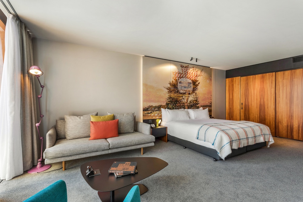 MACQ 01 HOTEL 20/69