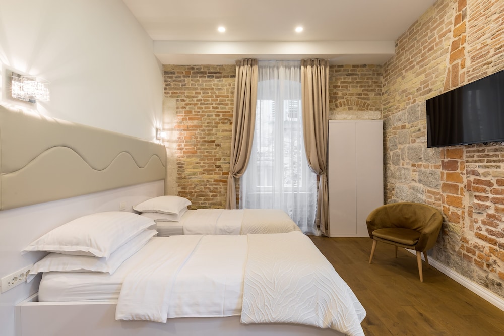 DELUXE, DOUBLE OR TWIN BED, CITY VIEW